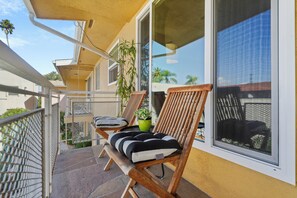 Property grounds - Oceanside Hermosa, 1 Minute Walk to the Beach, Parking, Kitchen, AC, Fit 4 Guest (Long Beach)