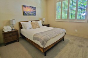 3 chambres, bureau, fer et planche à repasser, lit parapluie