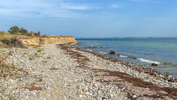A rocky beach with a clear view of the sea and distant land. - 3 bedroom beautiful home in Haderslev (Haderslev)