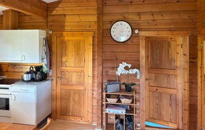 Fridge, stovetop, coffee/tea maker