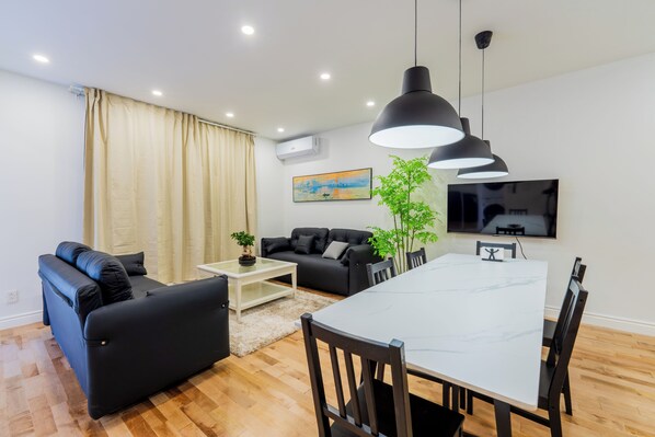 Living area - Newly Renovated 3BR/2BA  Spacious & Modern (Montréal)