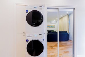 Interior - Newly Renovated 3BR/2BA  Spacious & Modern (Montréal)