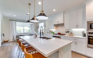 Kjøleskap, mikrobølgeovn, ovn og kokeplater