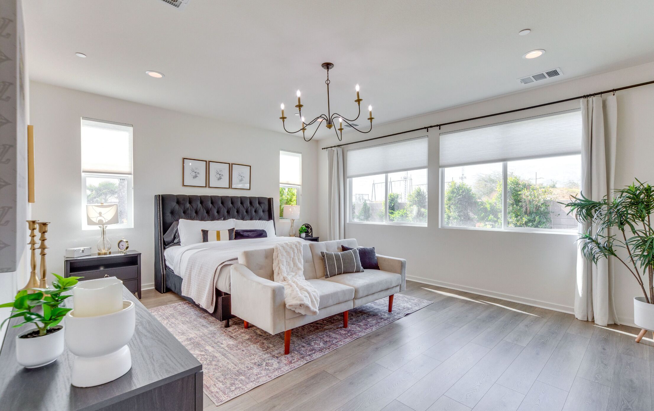 Een bureau, wifi, beddengoed