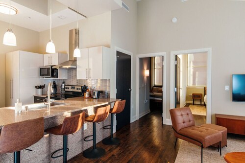 Downtown Luxe 2BR Loft Apt | Sleeps 6-7 | Walkable