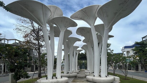 Un sendero bordeado por estructuras blancas con forma de hongo.