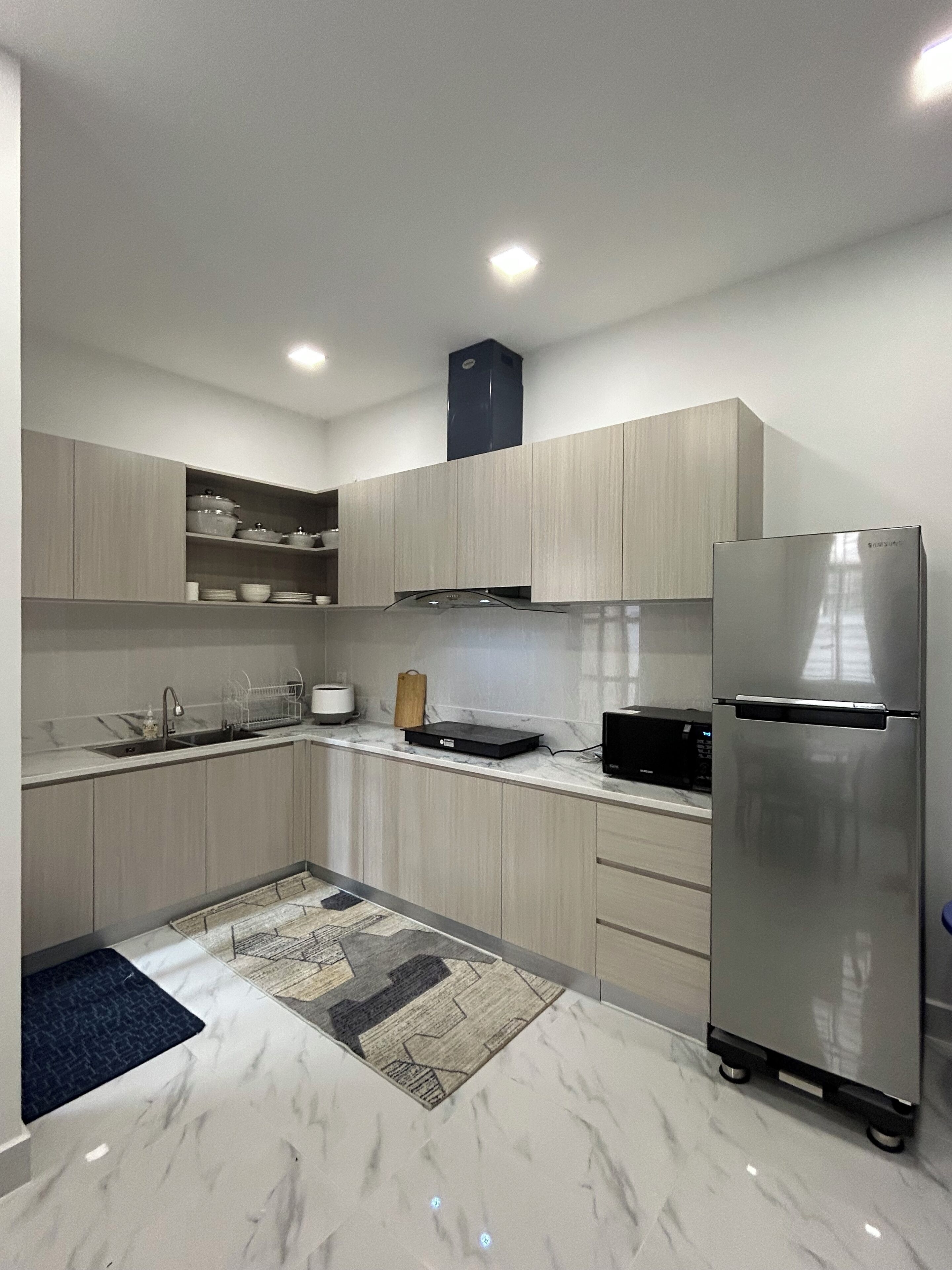 Réfrigérateur, micro-ondes, plaque de cuisson, bouilloire électrique