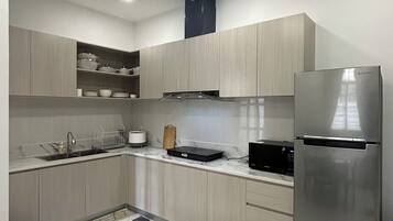 Køleskab, mikrobølgeovn, kogeplade, elkedel