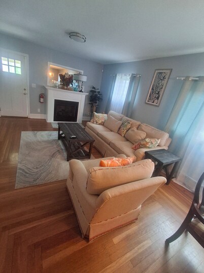 Charming 3-bedroom house in Portsmouth with beach at the end of the street.
