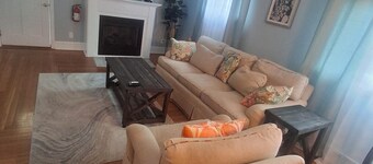 Charming 3-bedroom house in Portsmouth with beach at the end of the street.