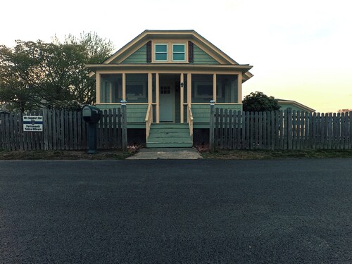 Charming 3-bedroom house in Portsmouth with beach at the end of the street.