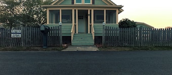 Charming 3-bedroom house in Portsmouth with beach at the end of the street.