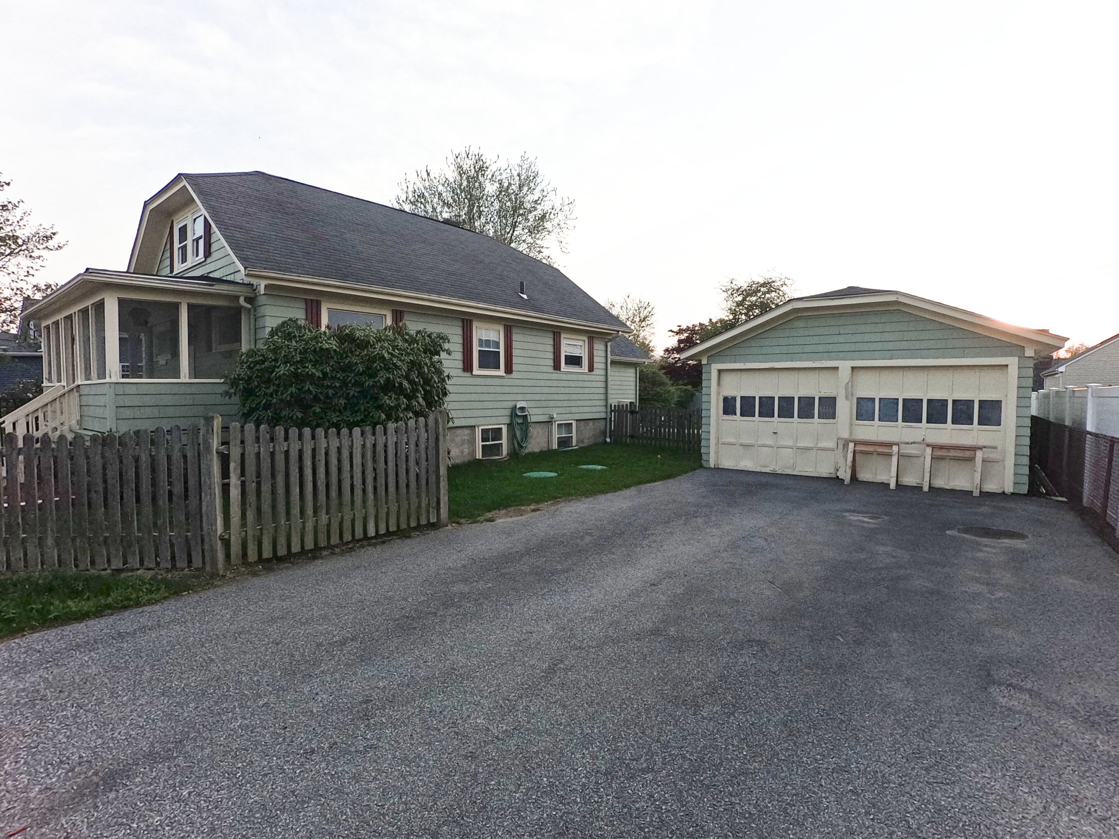 Une allée menant à une maison avec un garage.