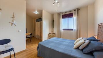 Iron/ironing board, WiFi, bed sheets, wheelchair access