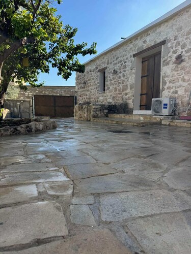 Charming Cyprus Getaway in Páfos - Garden View Holiday House