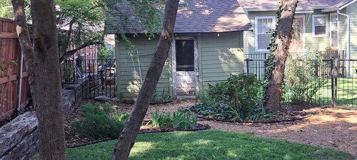 Charming 3-bedroom cottage in Historic McKinney, three blocks from the square.