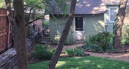 Charming 3-bedroom cottage in Historic McKinney, three blocks from the square.