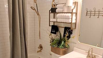 SĂšche-cheveux, serviettes fournies, savon, papier toilette