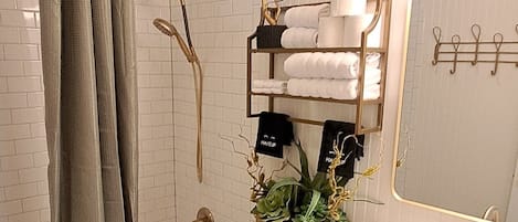 Secadora de cabello, toallas, jabón, papel de baño