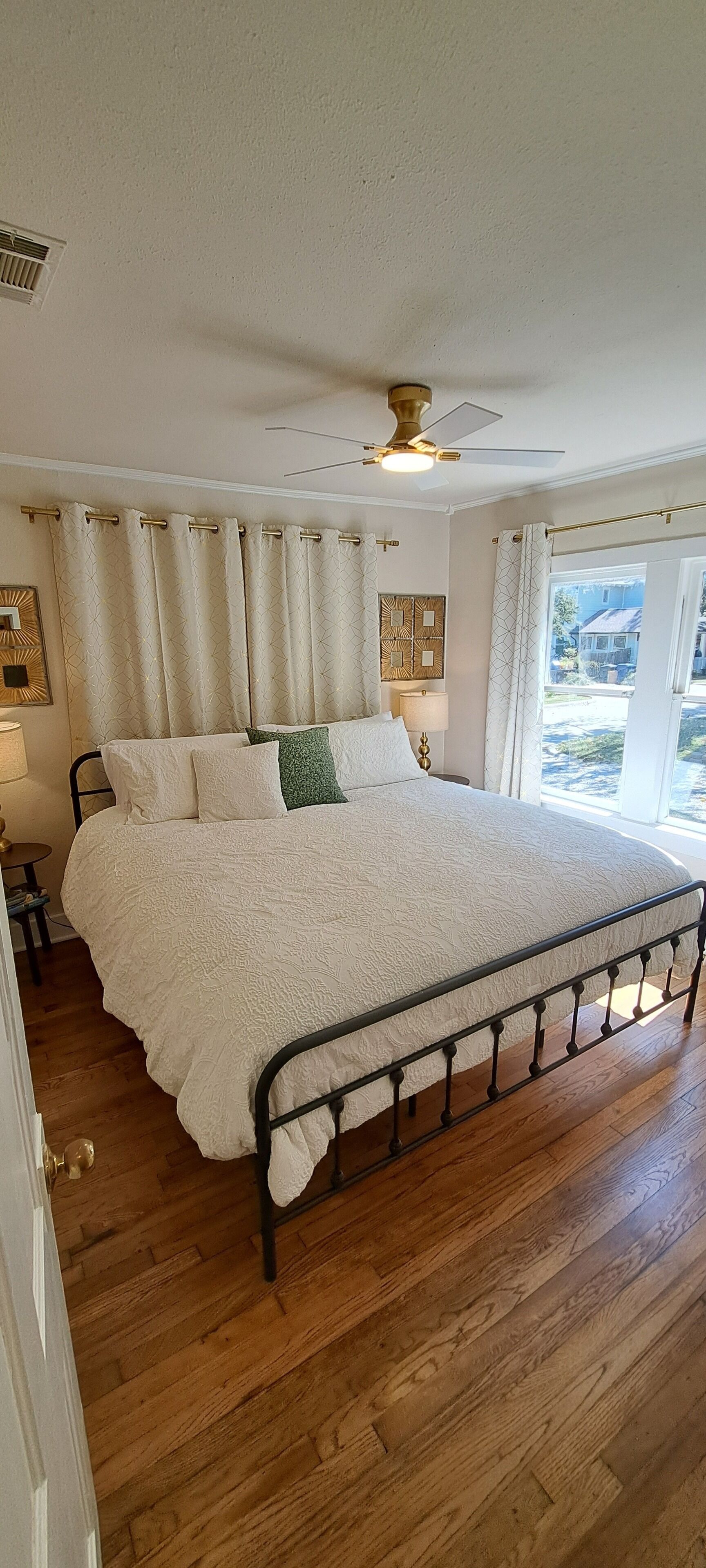 3 多间卧室、熨斗/熨衣板、上网接入、床单