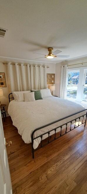 3 عدّة غرف نوم ومكواة/لوح كي وخدمة الإنترنت وملاءات أسرّة