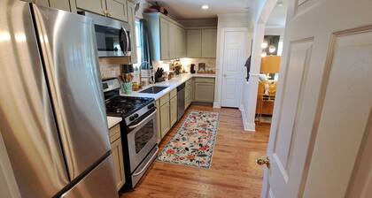 Charming 3-bedroom cottage in Historic downtown McKinney, 3 blocks from Square