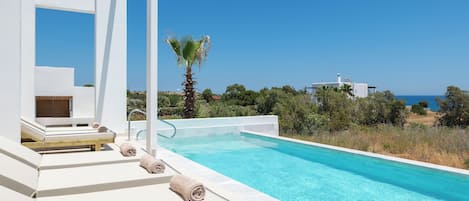 2 outdoor pools, pool loungers