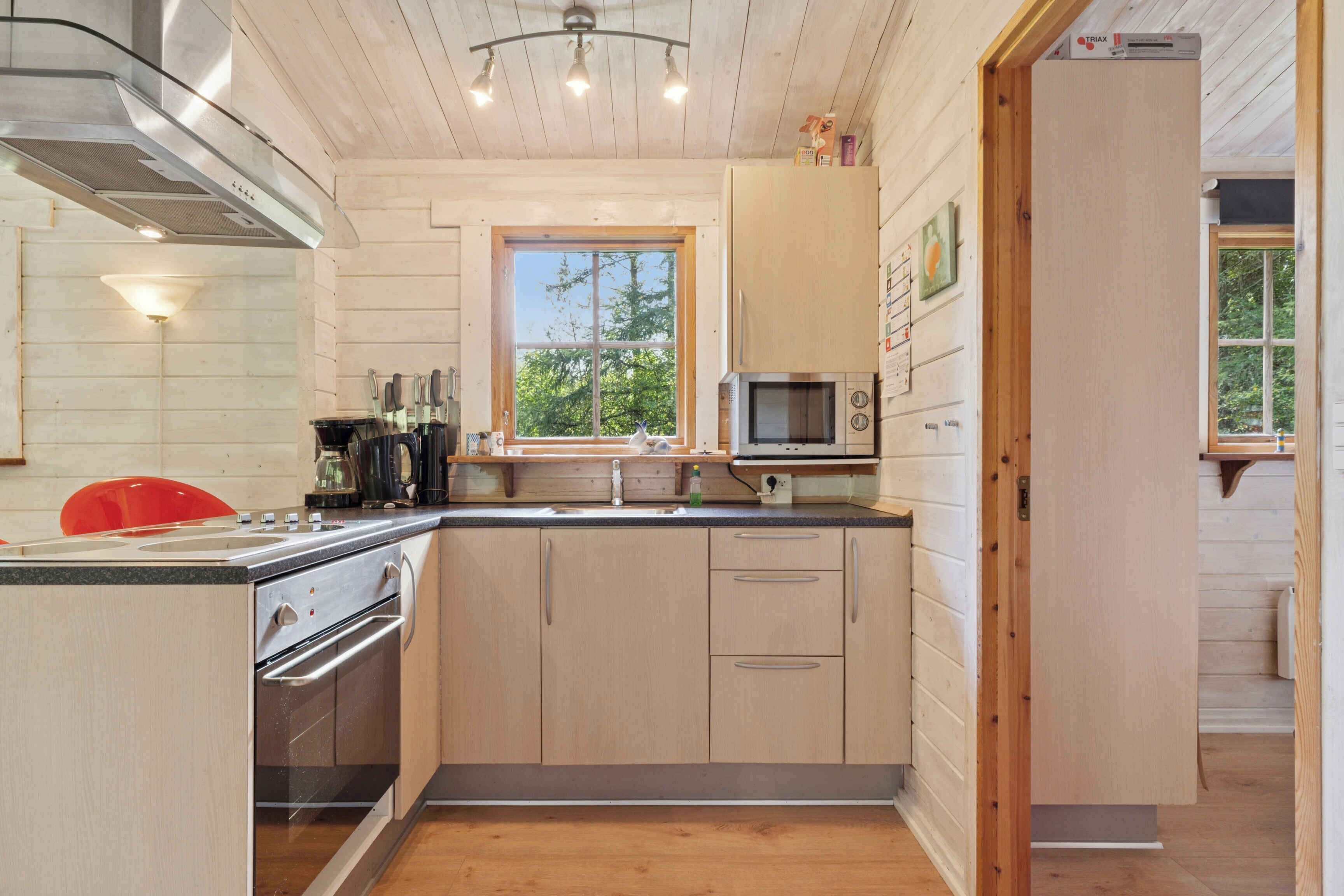 Réfrigérateur, un four, surface de cuisson, cafetière-théière