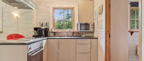 Fridge, oven, stovetop, coffee/tea maker