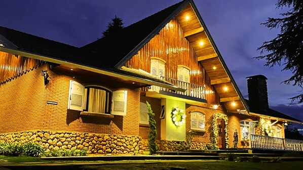 Fachada de la propiedad por la tarde o noche