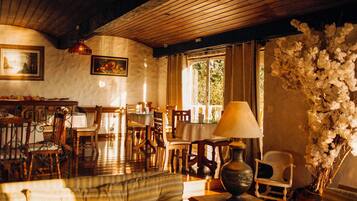 Café da manhã com buffet grátis todos os dias