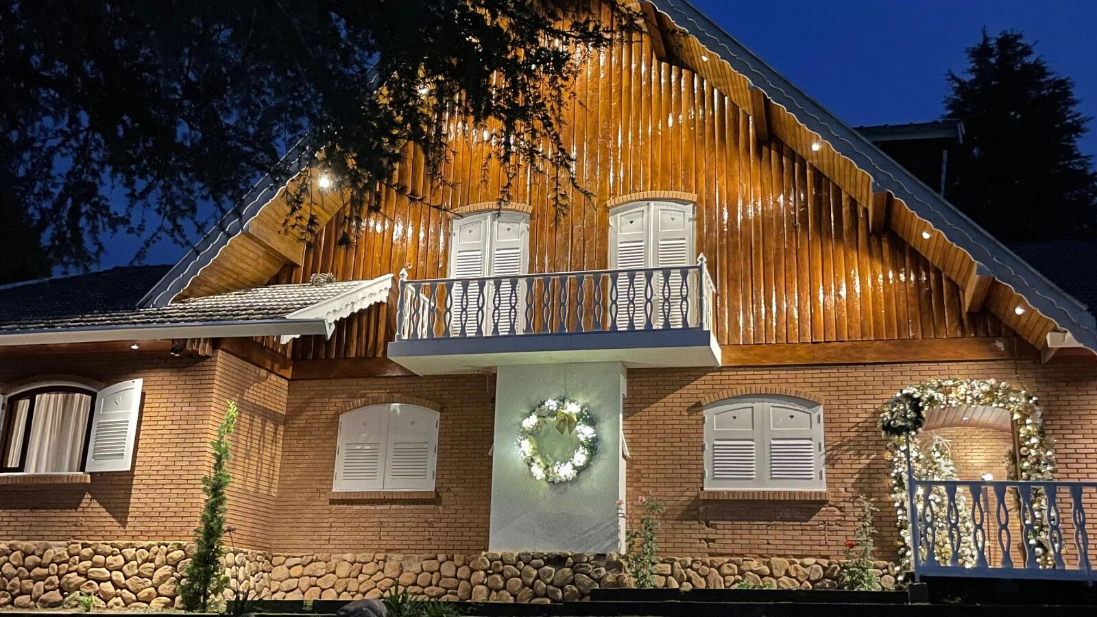 Voorkant accommodatie - avond/nacht