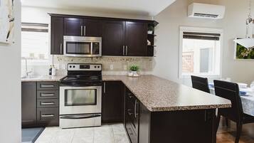 Refrigerador, microondas, horno, placa de cocina