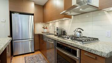 Fridge, oven, stovetop, coffee/tea maker