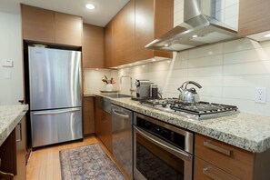 Kühlschrank, Ofen, Herdplatte, Wasserkocher mit Kaffee-/Teezubehör