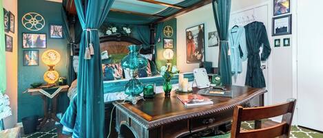 5 bedrooms, iron/ironing board, free WiFi, bed sheets