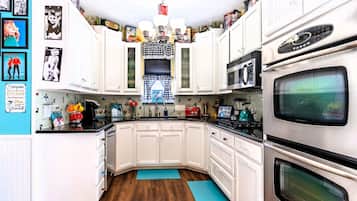 Mikroaaltouuni, uuni, liesi, astianpesukone