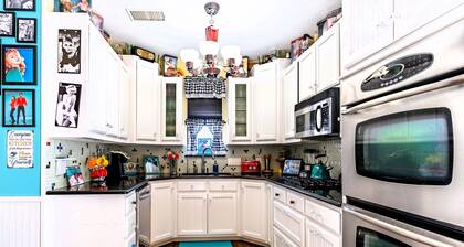 CLASSIC MOVIE/MUSIC THEMED SELF-SERVE BnB, A PERFECT FIT FOR FAMILIES & FRIENDS!