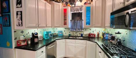 Mikrobølgeovn, ovn, kokeplater og oppvaskmaskin