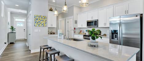 雪櫃、微波爐、焗爐、爐具