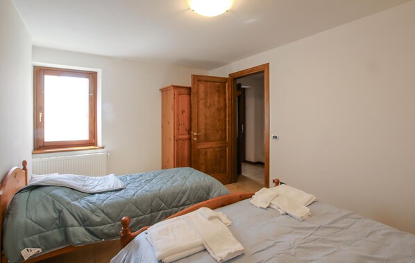 1 bedroom, travel cot, free WiFi