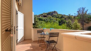 Outdoor dining - Lovely apartment in Costa Paradiso with swimming pool (Costa Paradiso)
