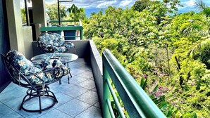 A balcony with a view of lush greenery and a clear sky. - Villa Grande – Spacious 5-Bedroom Retreat with Private Pool in Manuel Antonio (Quepos)