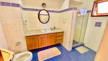 Deluxe Room | Bathroom