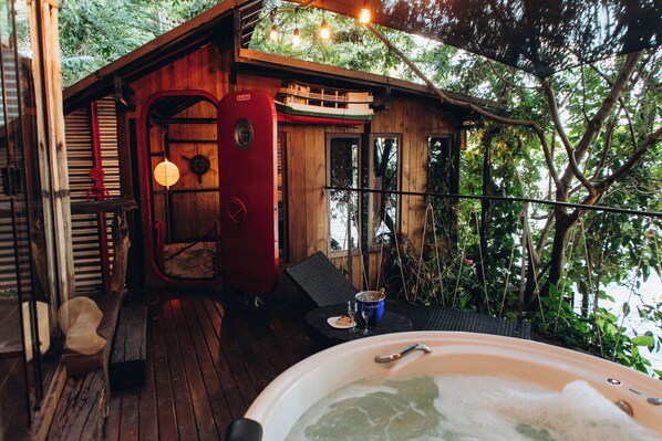 Outdoor spa tub