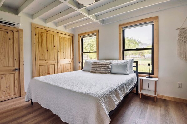 2 bedrooms, iron/ironing board, bed sheets