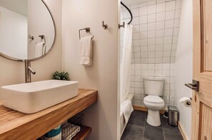 Haartrockner, Handtücher, Seife, Toilettenpapier