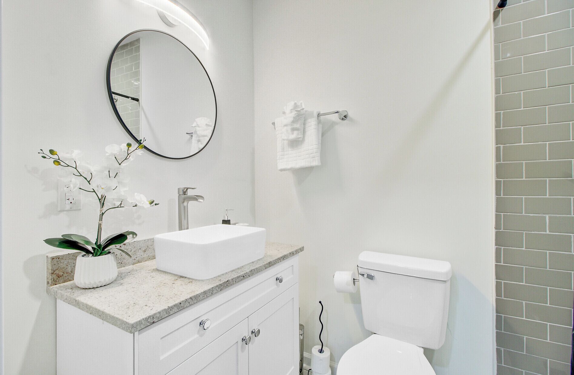 Douche, séchoir à cheveux, serviettes fournies, savon