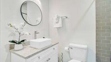 Douche, séchoir à cheveux, serviettes fournies, savon