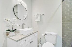 Dusche, Haartrockner, Handtücher, Seife